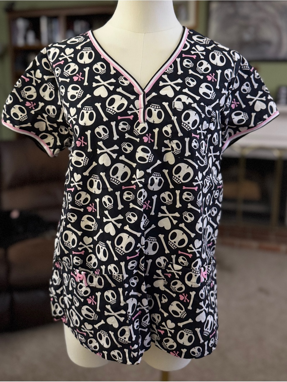 Tokidoki by Koi Scrub Top Womens Medium Black Pink Skull Heart Print